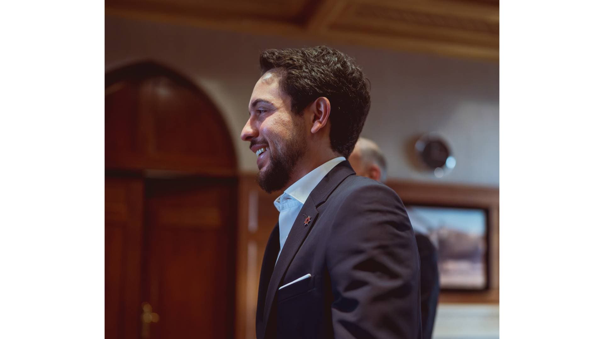 مصور ولي العهد يهنئ سموه بمناسبة عيد ميلاده الثاني والثلاثين وينشر صورا له