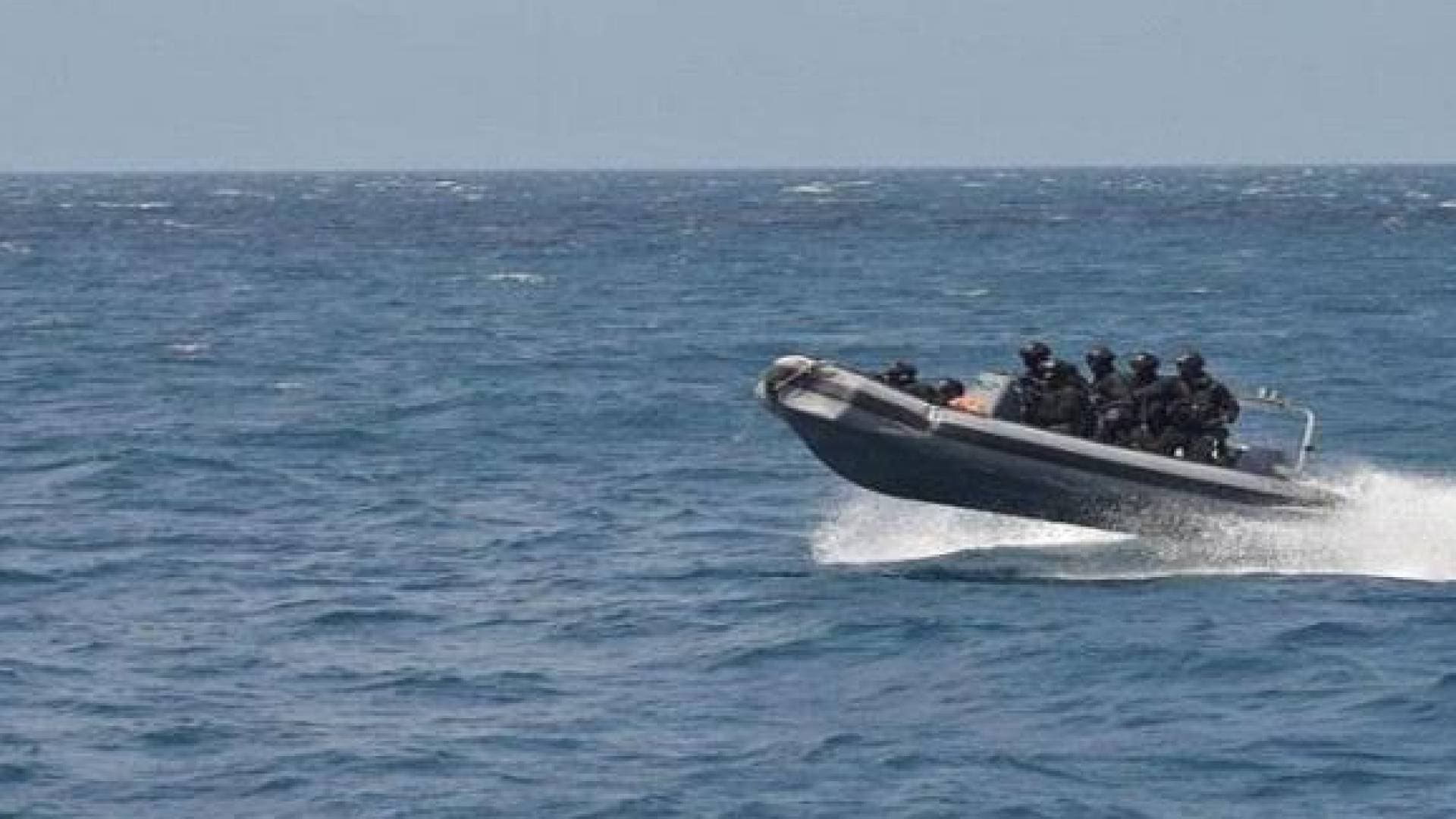 البحرية البريطانية: زوارق مسلحة تطارد سفنا تجارية قبالة سواحل بلحاف اليمنية
