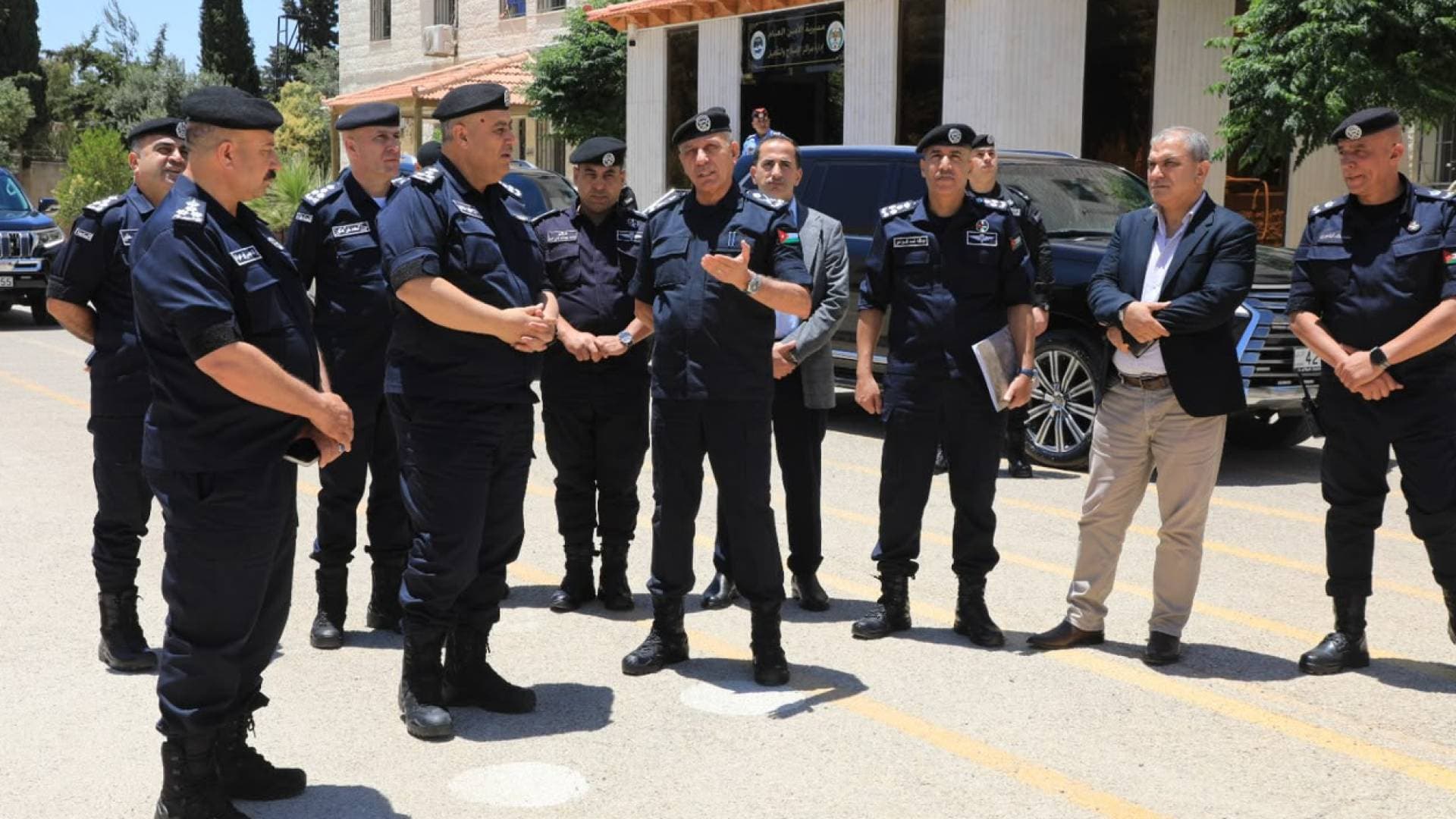 مدير الأمن العام يوجه بإنشاء 4 محطات للزيارات المرئية لنزلاء مراكز الإصلاح