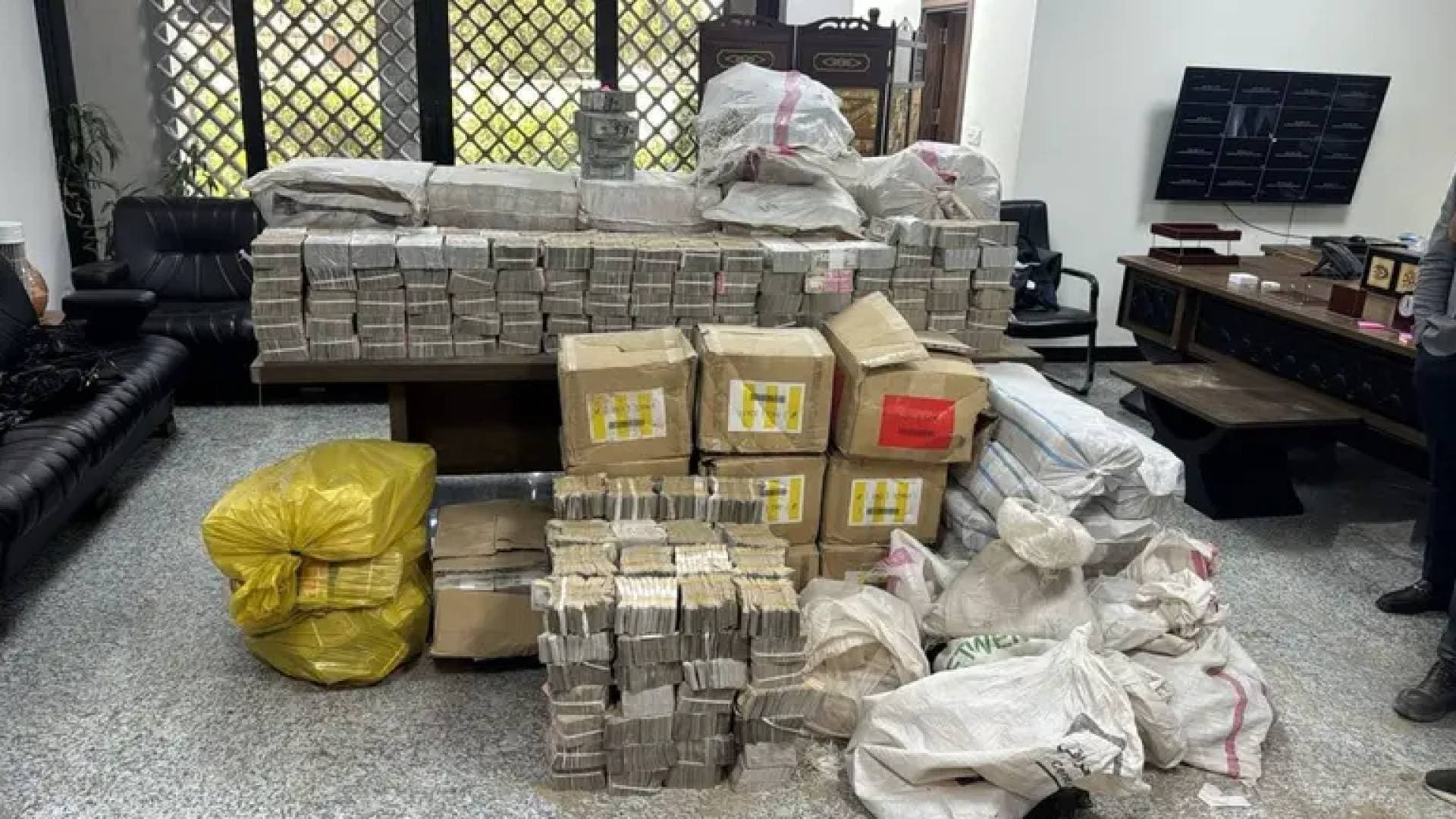 الحكومة العراقية ترفض الضغوط السياسية وتتوعد بمحاكمات علنية للفاسدين