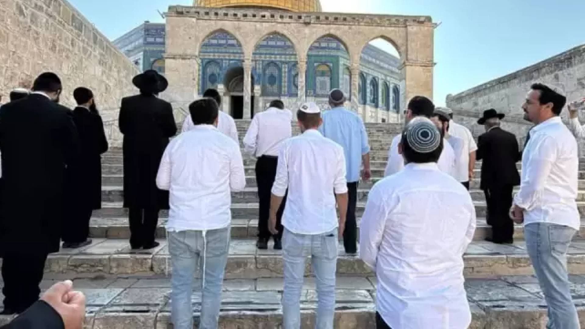 بحماية مشددة وتسهيلات زمنية.. عشرات المستوطنين يقتحمون الأقصى ويؤدون طقوسا تلمودية