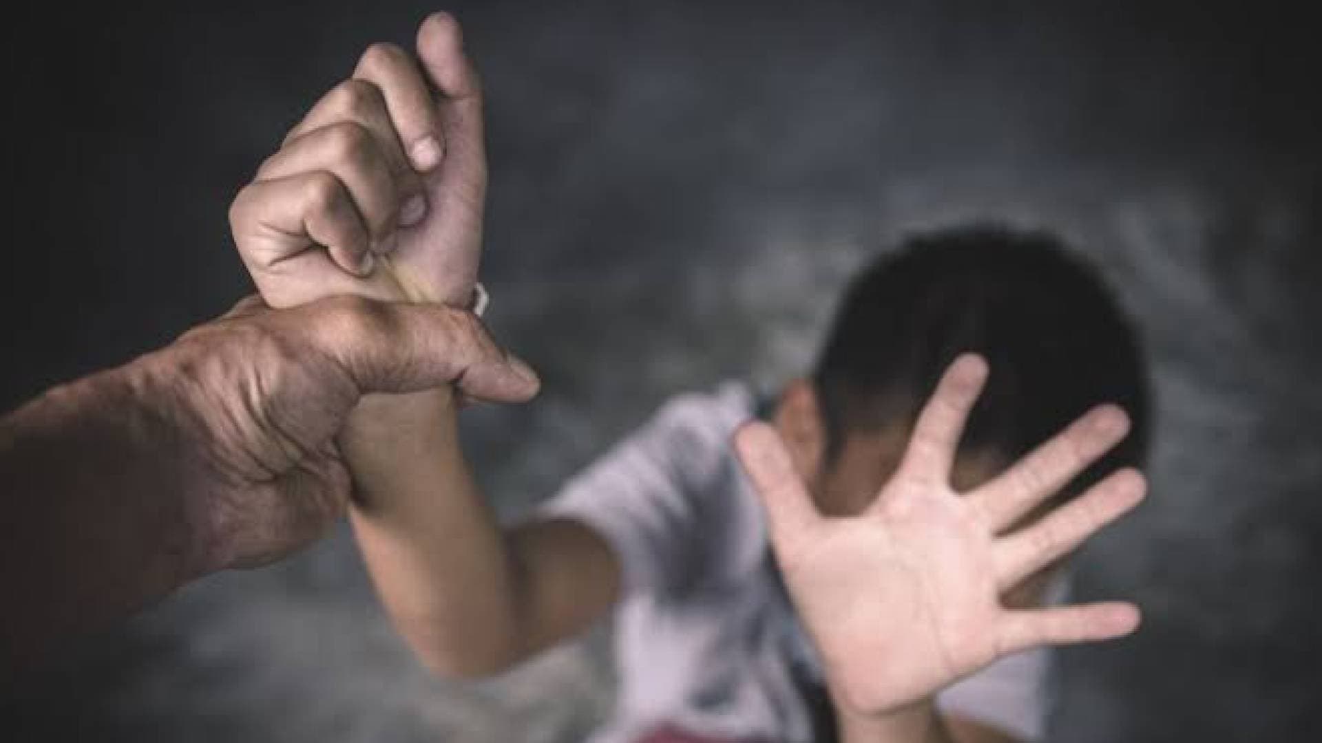 ضبط أب وأم اعتديا بالضرب والحرق على طفليهما في مصر