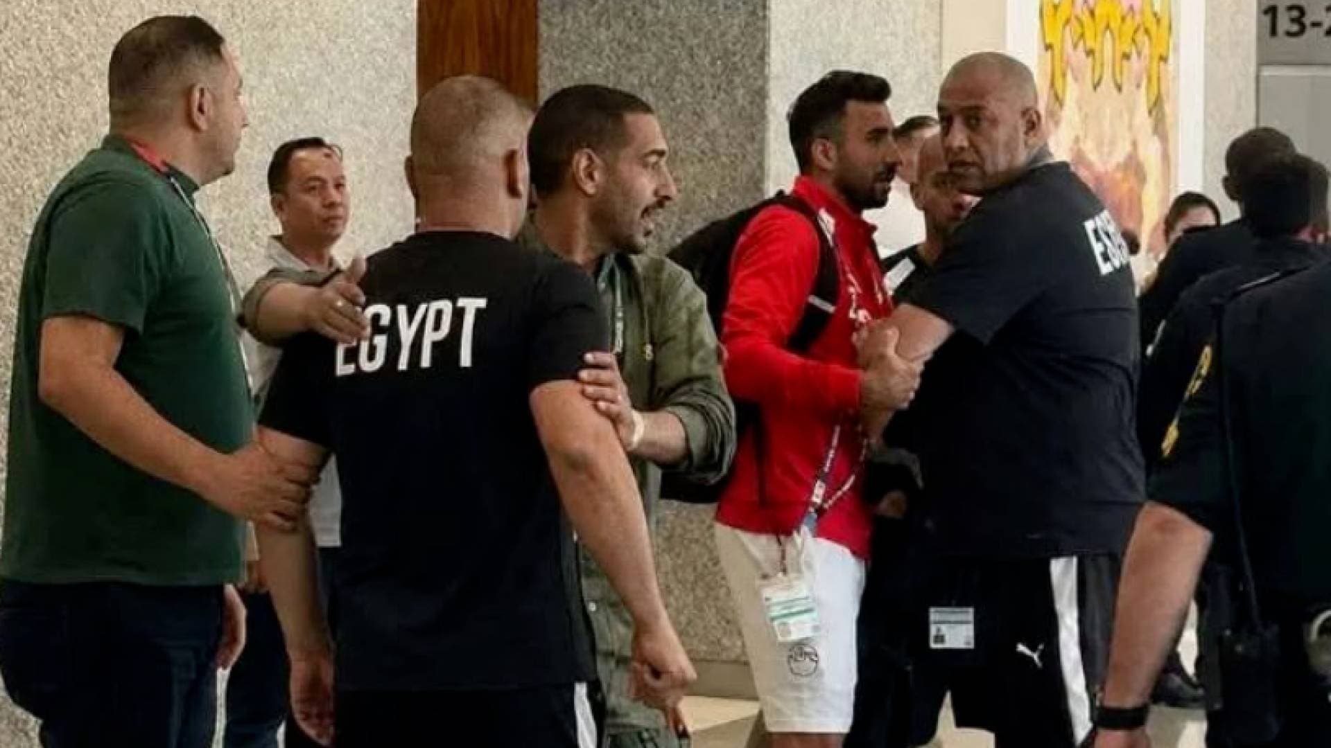 توتر داخل معسكر الفراعنة قبل معركة أستراليا المونديالية
