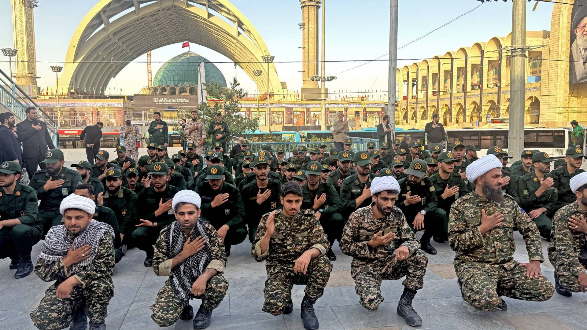 كبار قادة قوات الحرس الثوري الإيراني يعلنون الولاء لقائد الثورة ومتابعة "الثأر"