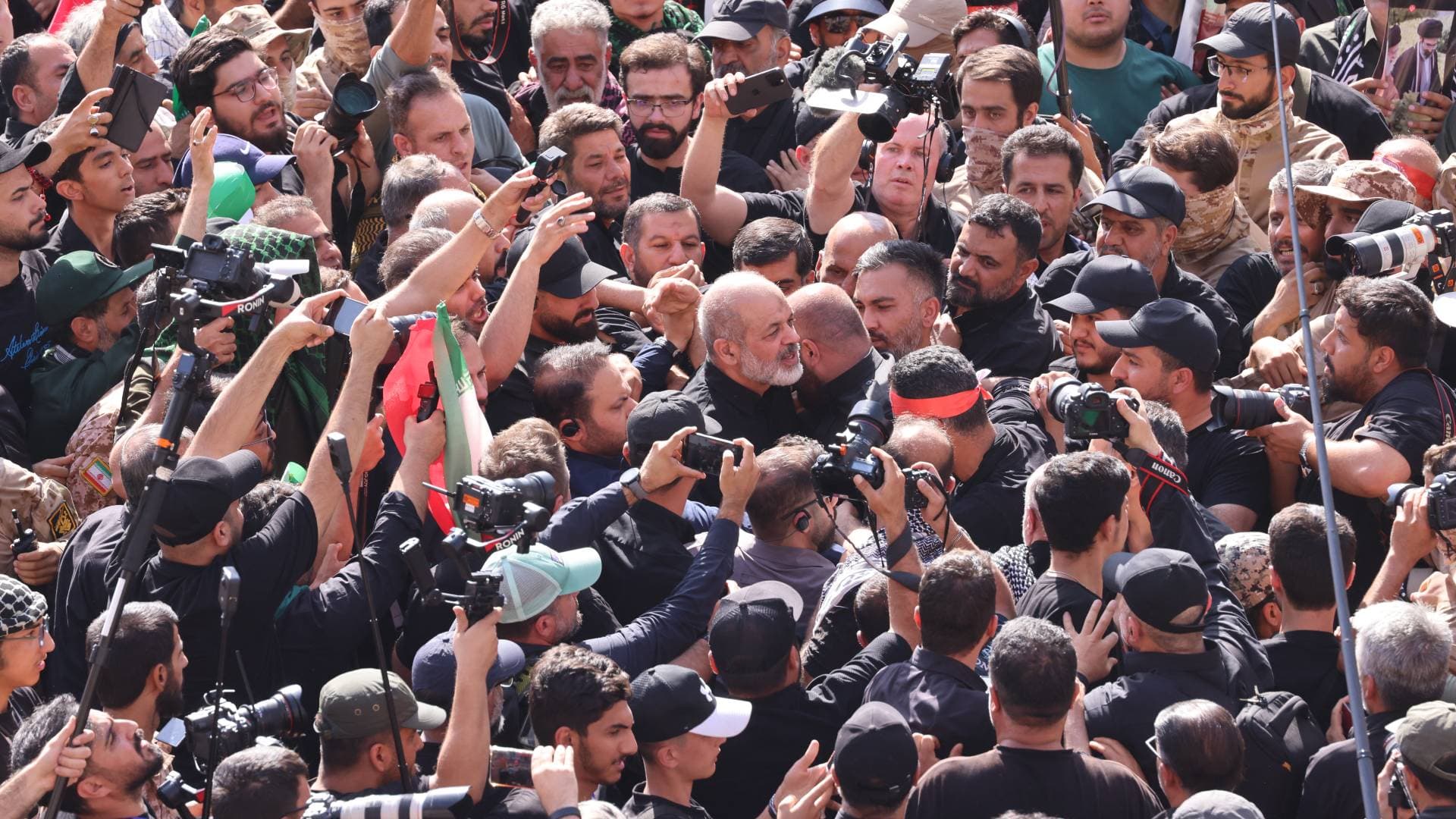 طهران تشهد إقامة صلاة الجنازة على جثمان المرشد الراحل علي خامنئي