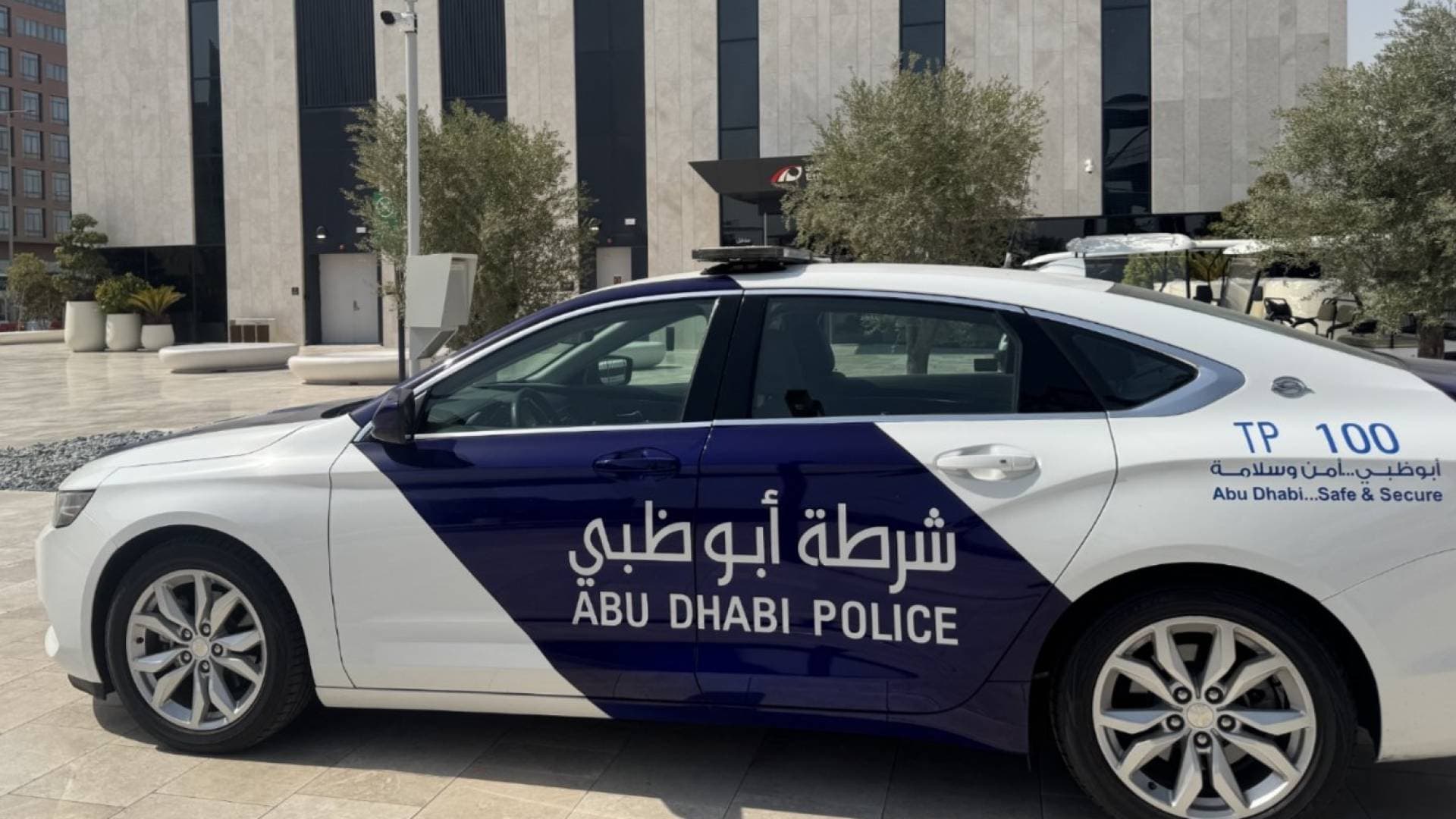 شرطة أبوظبي تحذر من الانشغال بغير الطريق وتحدد غرامة المخالفة بـ 800 درهم
