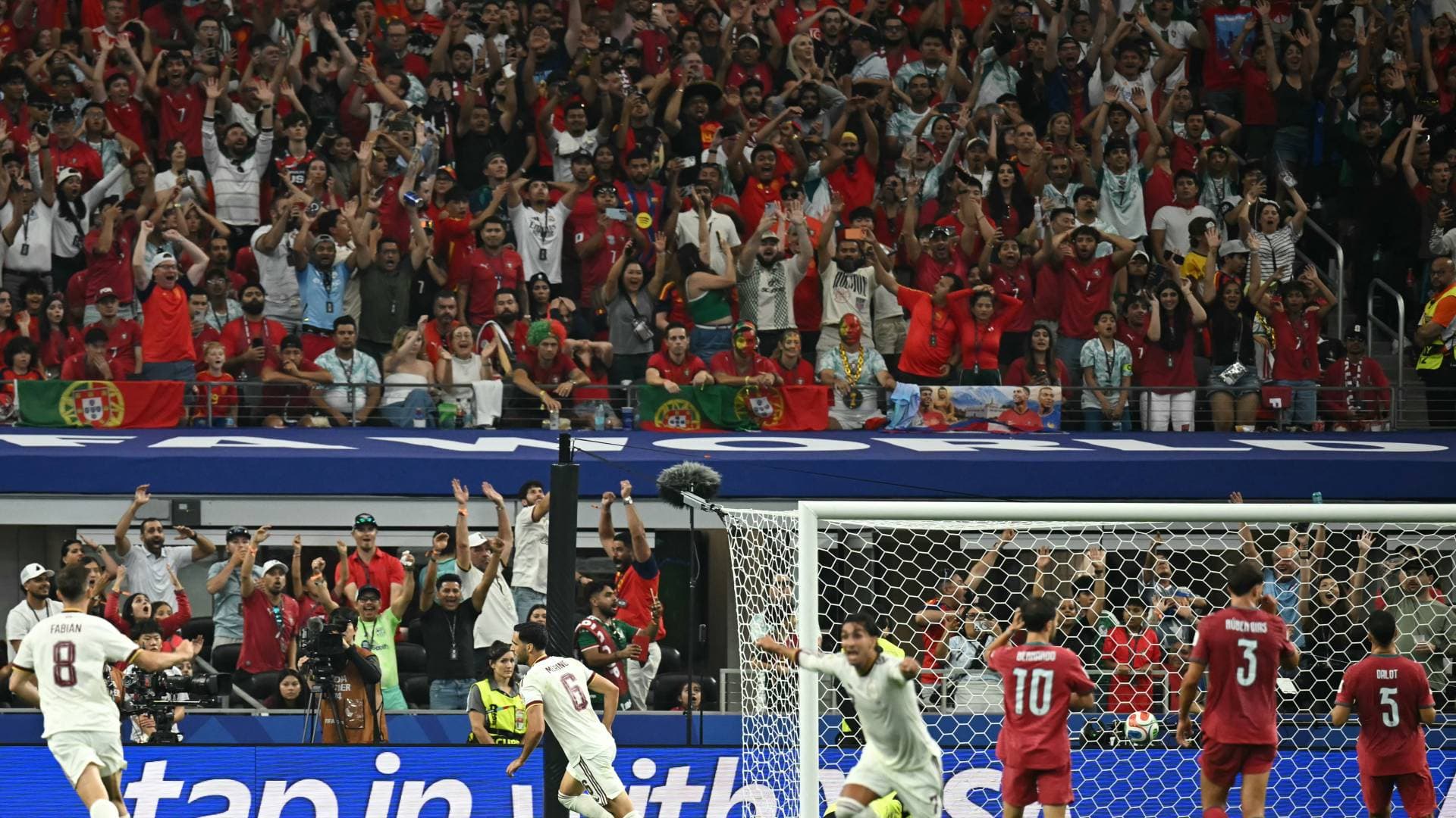 الشرطة الفيتنامية تعلن تفكيك شبكتي مراهنات غير قانونية على كأس العالم