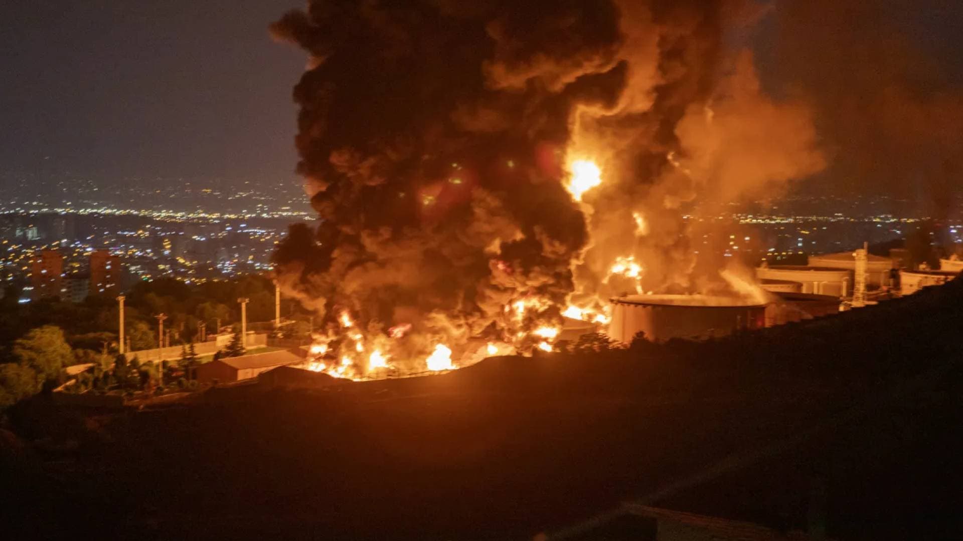 التلفزيون الإيراني: سلسلة انفجارات تهز سيريك وبندر عباس.. وأنباء عن استهداف أبراج اتصالات