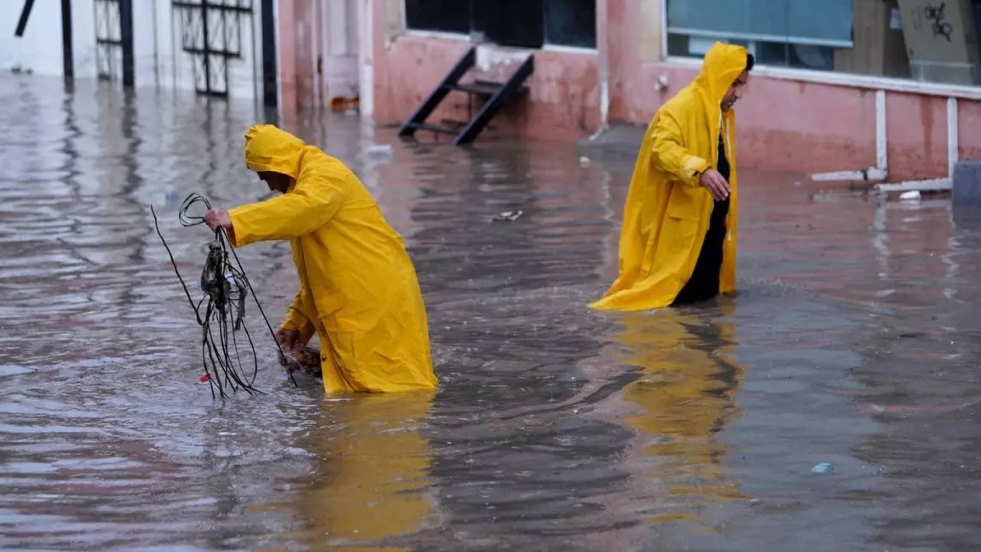 منخفض جوي عميق يندفع نحو أكثر من 15 دولة ويهدد بسيول جارفة