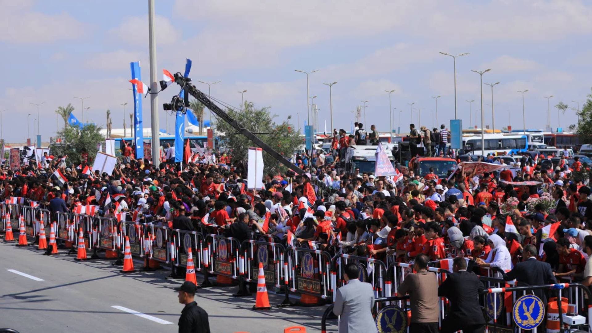 مصر: مئات المشجعين يتجمعون في مطار العلمين استقبالا لبعثة "الفراعنة" بعد الإنجاز المونديالي