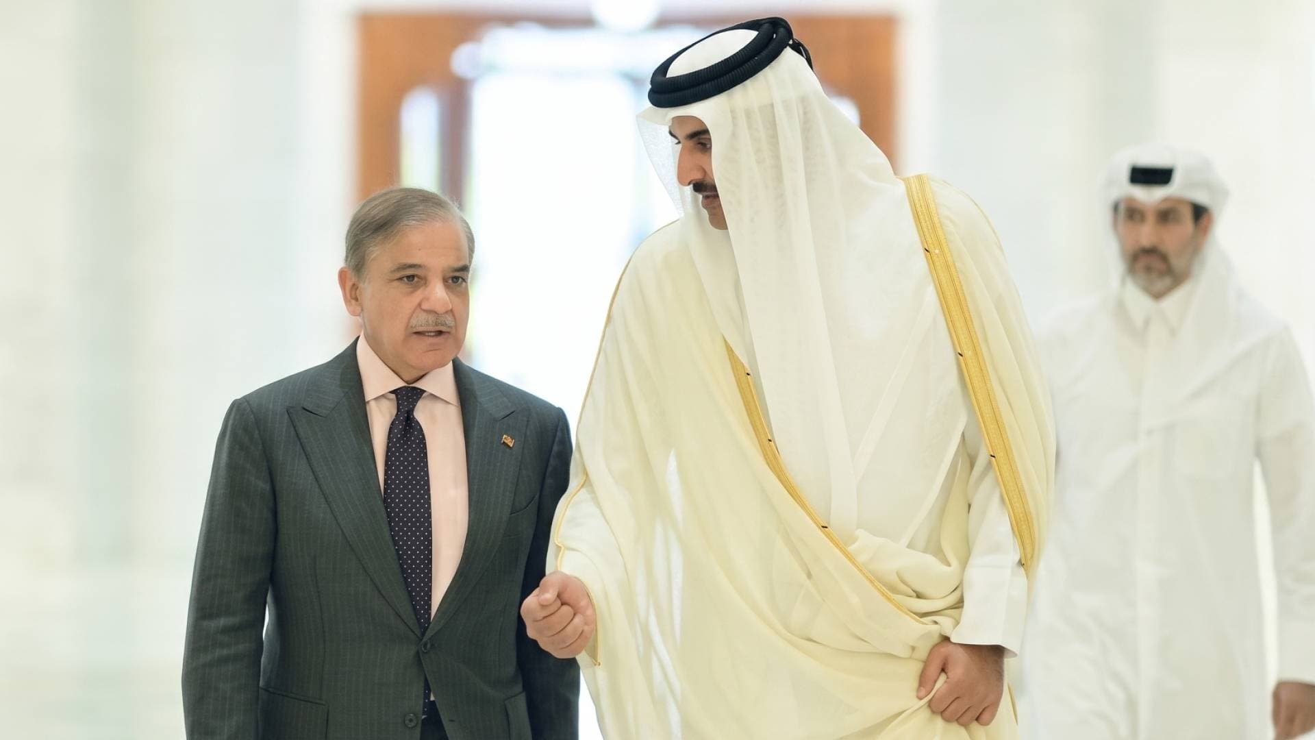 أمير قطر ورئيس وزراء باكستان يبحثان هاتفيا خفض التصعيد بين واشنطن وطهران