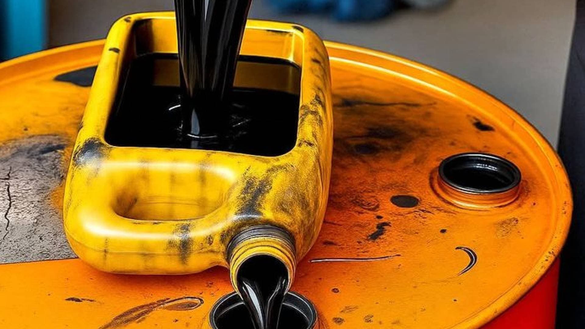 أسعار النفط تنخفض إلى 76.01 دولارا رغم مخاطر اضطراب الإمدادات