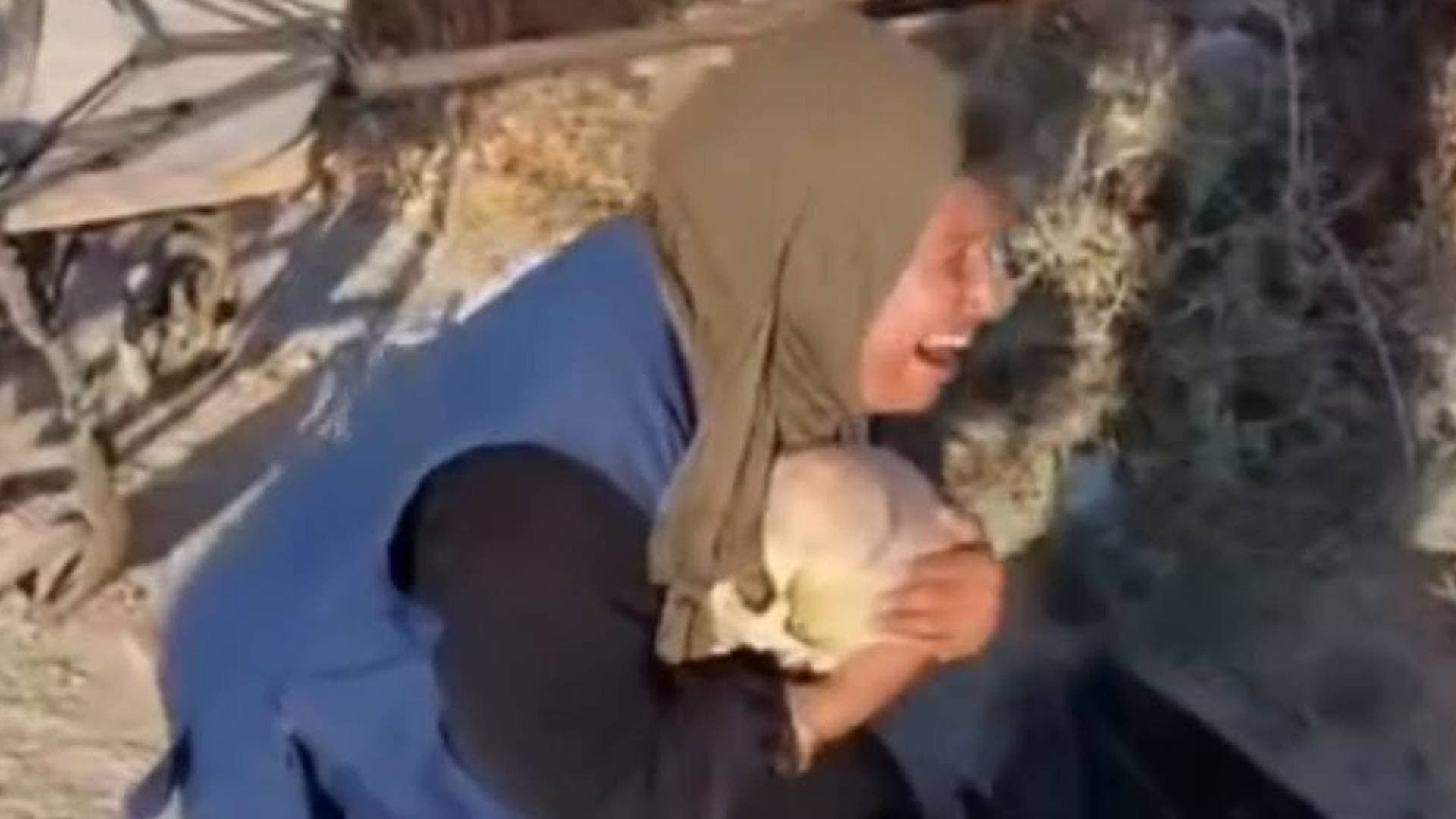 كيس أسود وكومة عظام: "عبد الله" الذي انتظرته أمه 9 أيام لتدفنه كفنا بلا جسد - فيديو