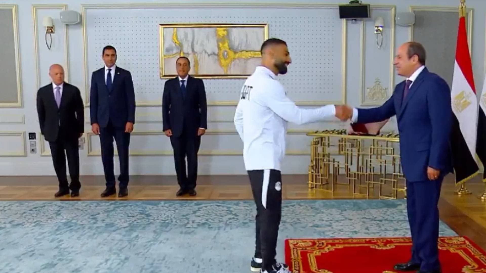 السيسي يستقبل بعثة المنتخب المصري لكرة القدم في مدينة العلمين