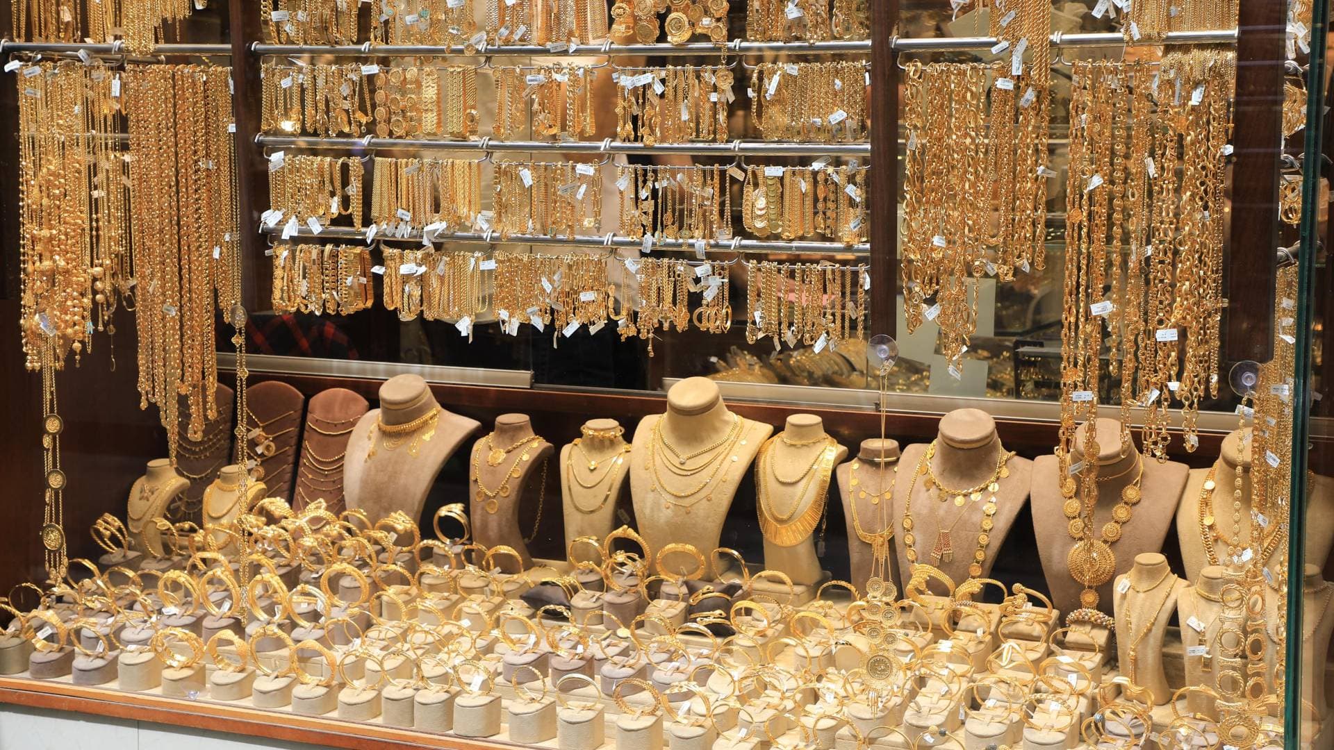 أسعار الذهب في السعودية تسجل استقرارا.. وعيار 21 يبلغ 434.50 ريالا وسط ترقب عالمي