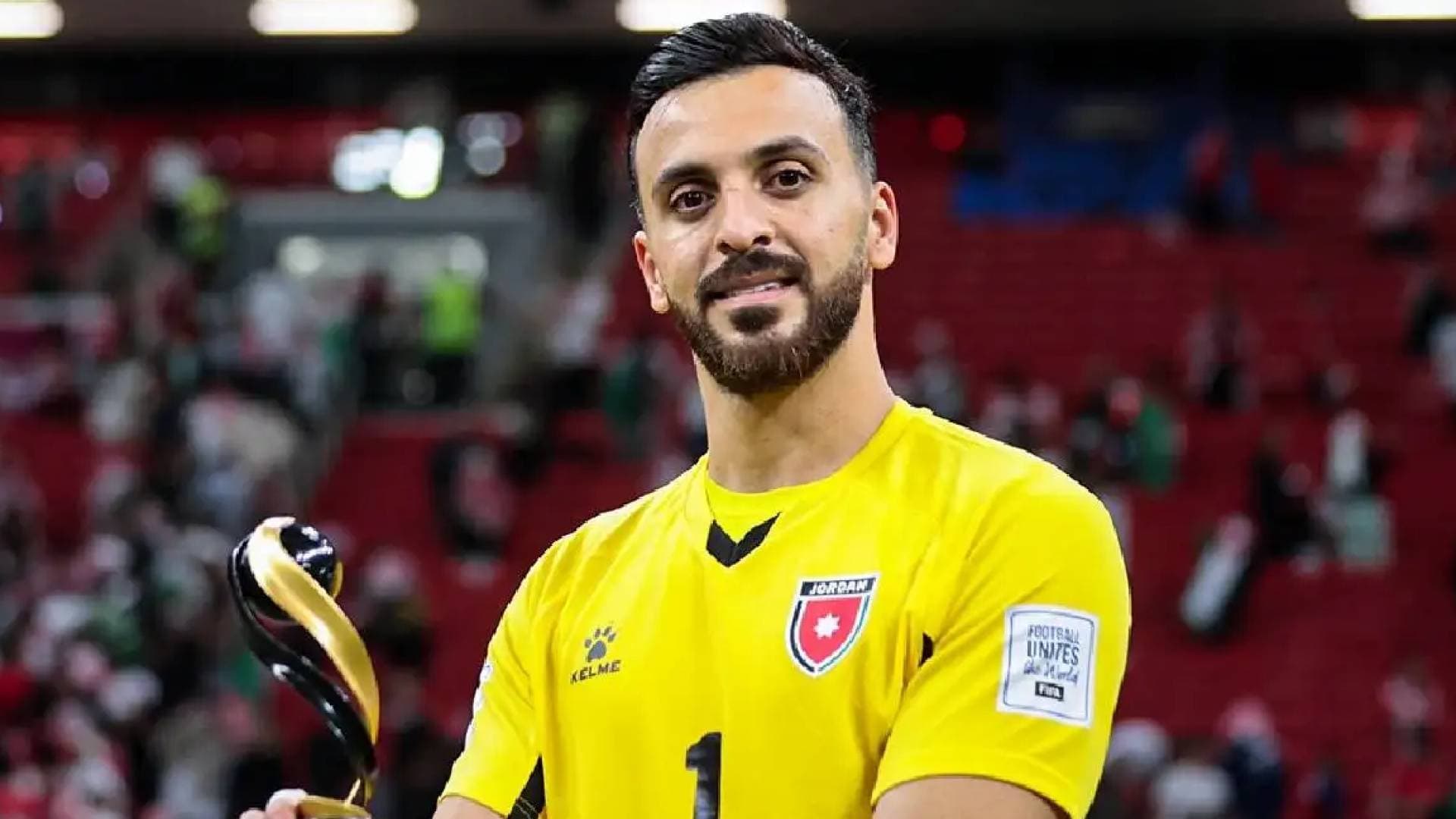 نادي الحسين الرياضي يجدد عقد حارس النشامى يزيد أبو ليلى