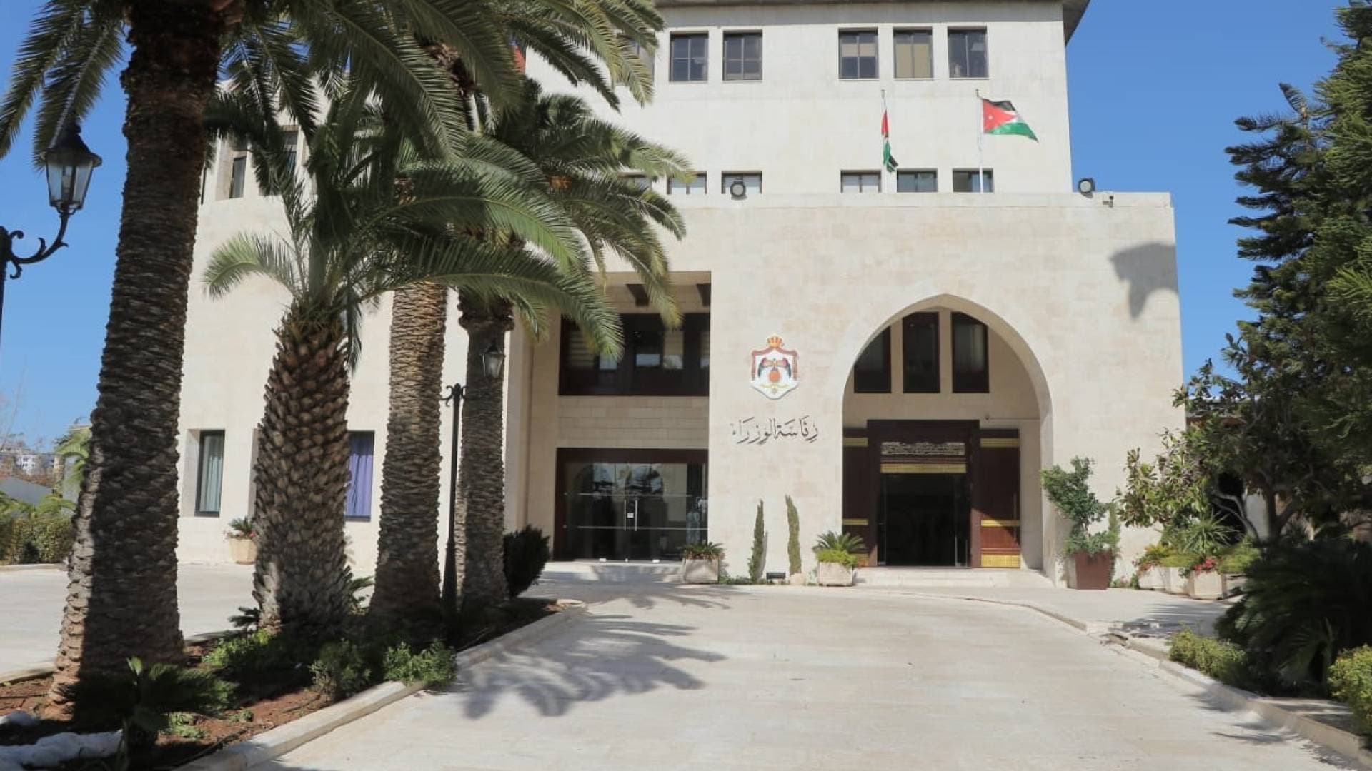الحكومة تعلن حالة الحداد العام وتنكيس الأعلام لأربعة أيام بوفاة سمو الأمير الشيخ حمد بن خليفة آل ثاني