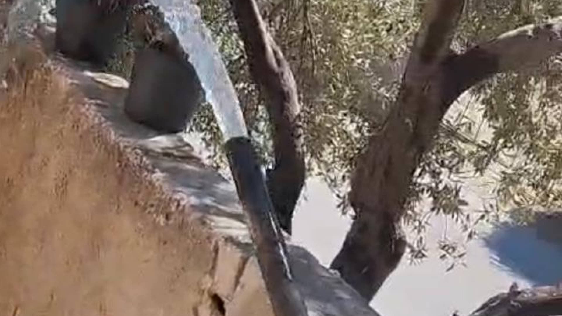 ضبط اعتداء على خط رئيسي في عين الباشا لتزويد مجمع سكني وصهاريج مخالفة