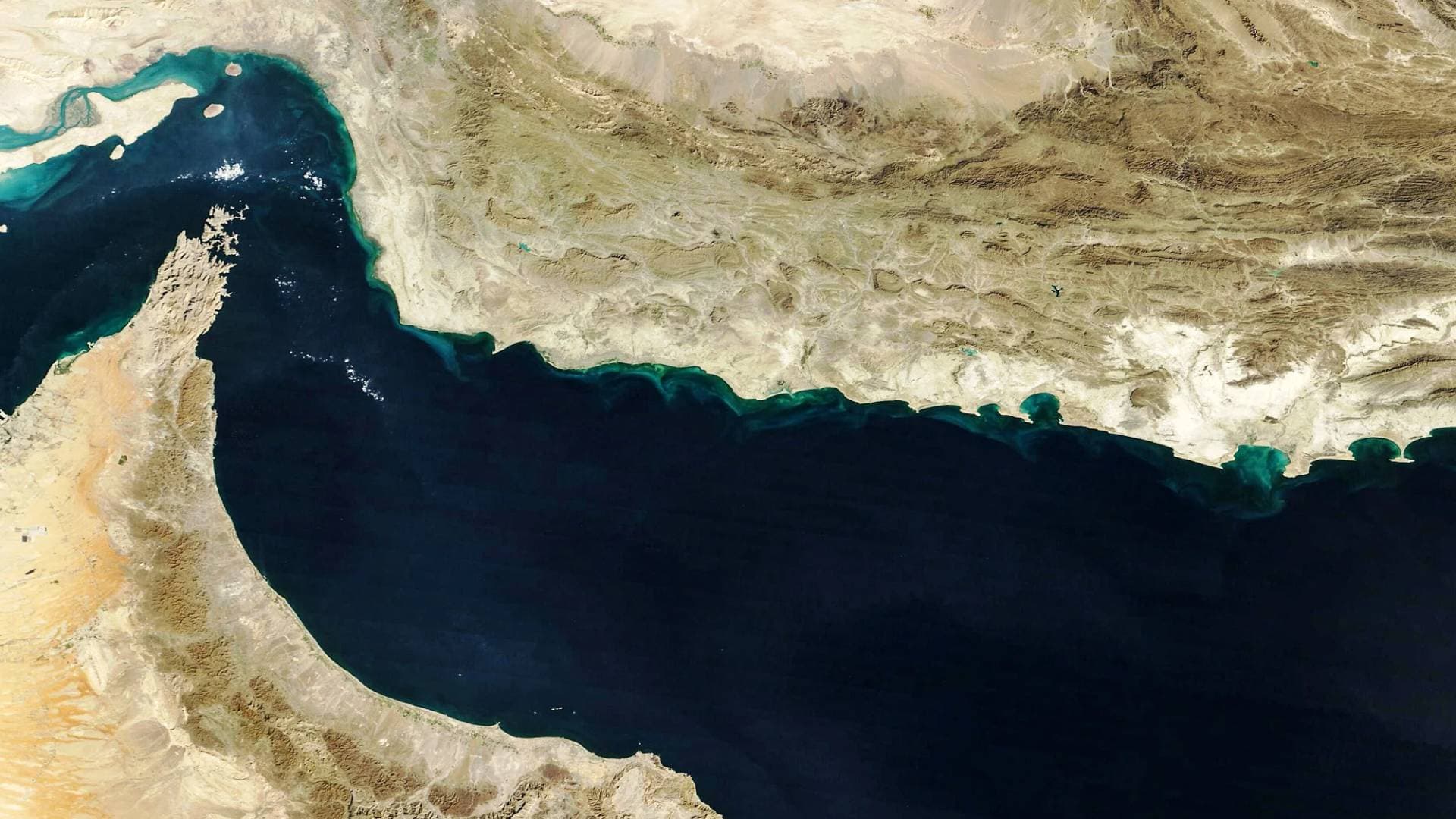 طهران تؤكد حتمية السيادة على مضيق هرمز وتحذر واشنطن من التدخل في إدارته