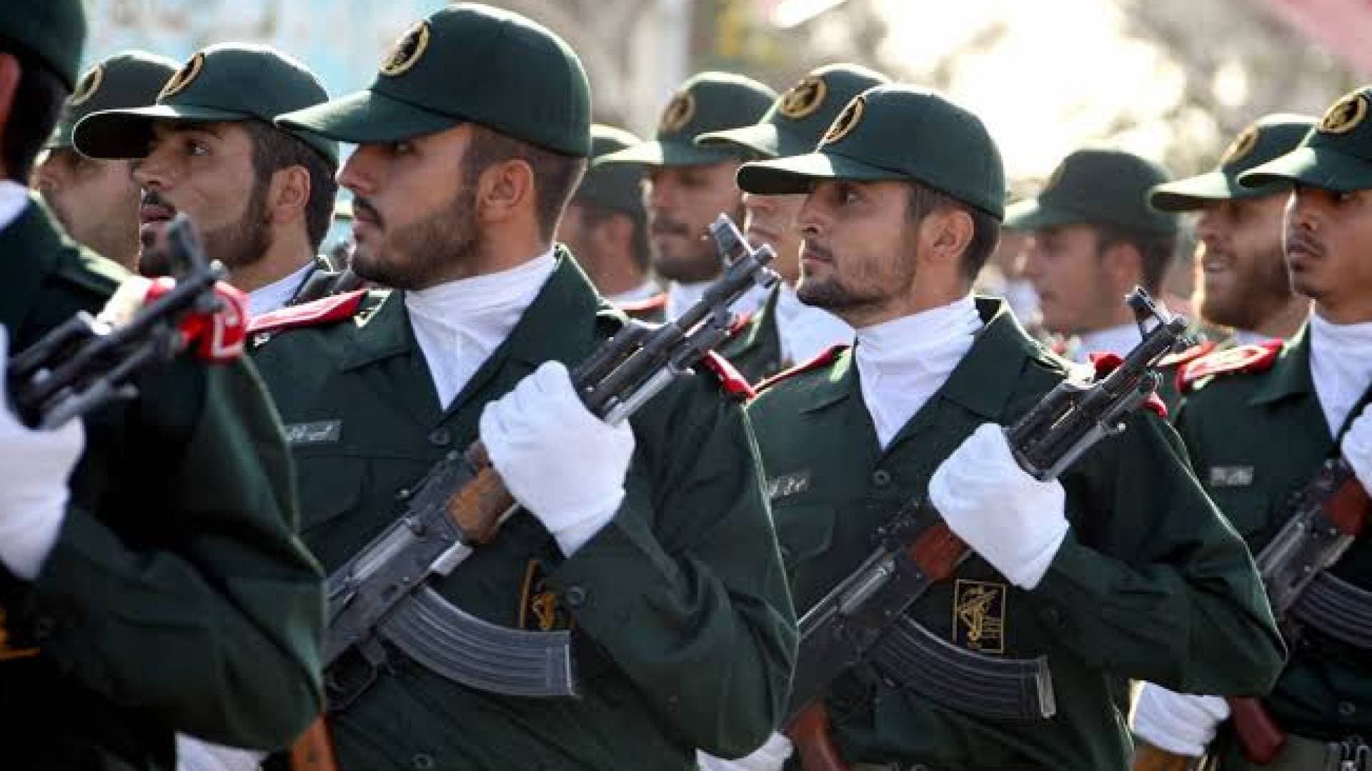 الحرس الثوري الإيراني يهدد بإغلاق كافة طرق تصدير النفط والغاز بالمنطقة