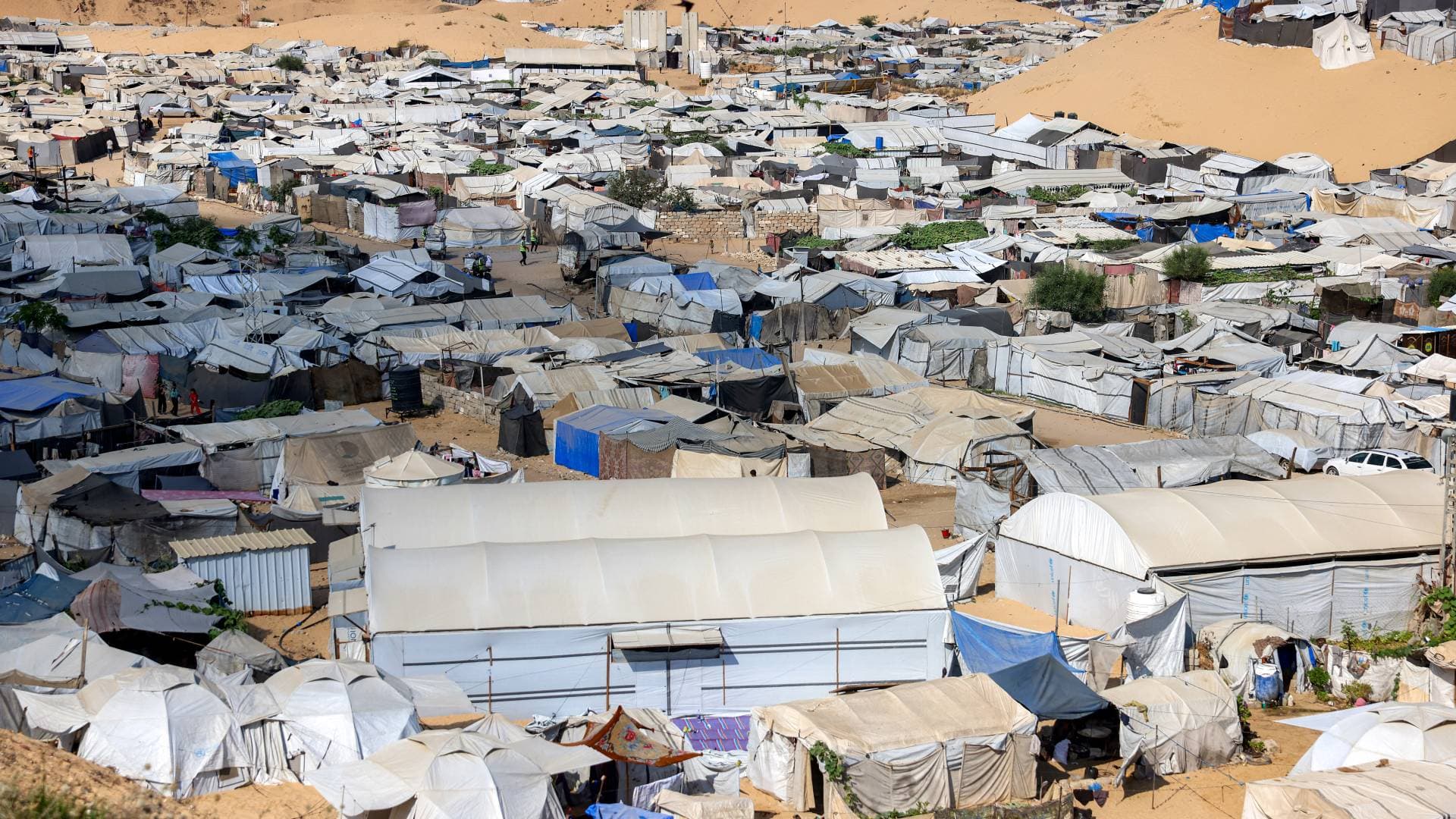 مراسل "رؤيا": وصول 12 أسيرا مفرجا عنهم إلى مستشفى شهداء الأقصى في دير البلح