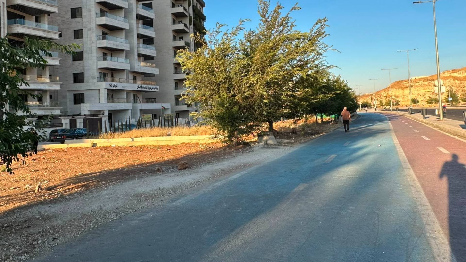 مشروع رائد يتحول إلى مصدر قلق.. كيف تأثرت المنازل بممشى دير غبار؟