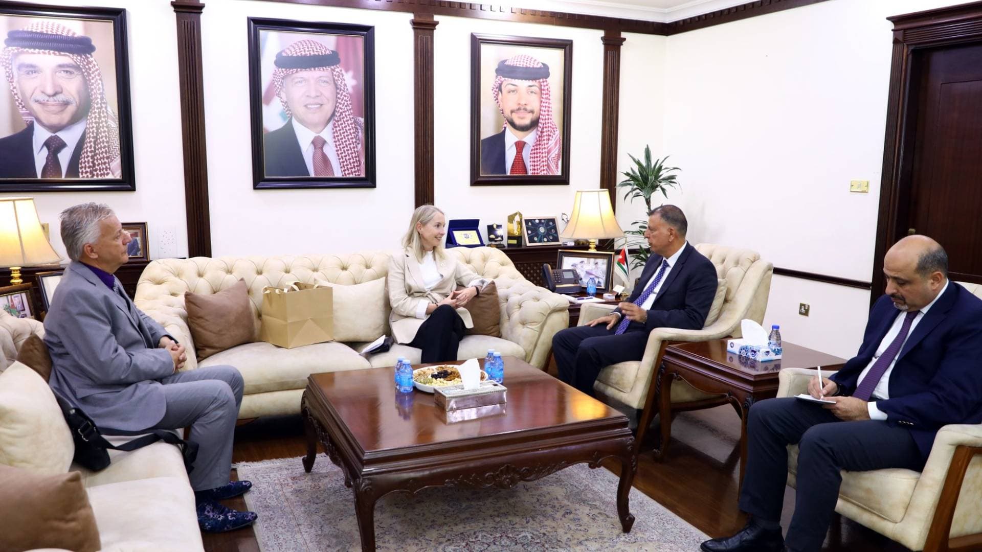 وزير الداخلية يستقبل سفيرة هولندا لبحث تطوير العلاقات الثنائية والتعاون الأمني