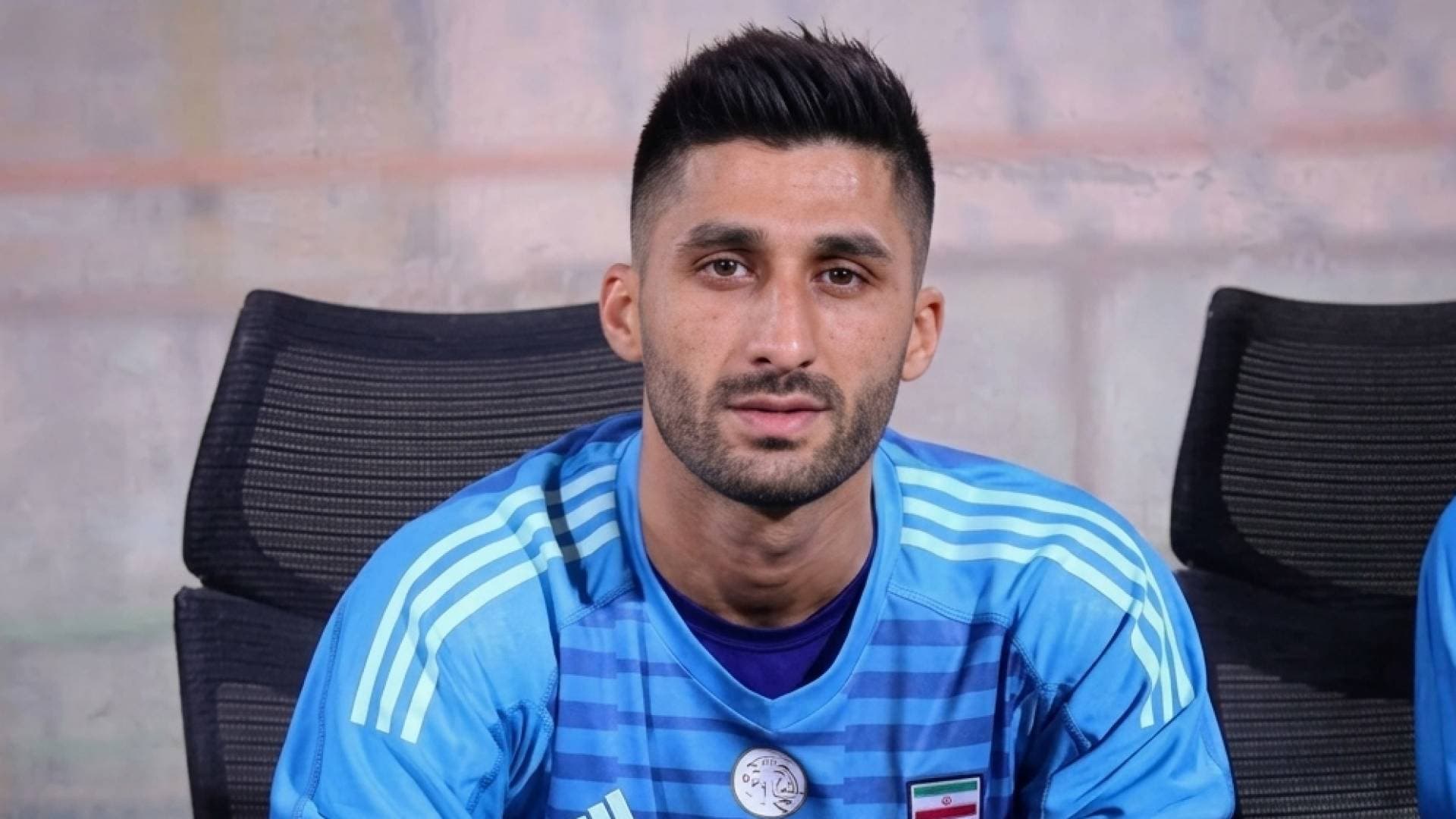 السلطات الإيرانية توقف حارس المنتخب السابق محمد رشيد مظاهري بسبب منشور منتقد للخامنئي