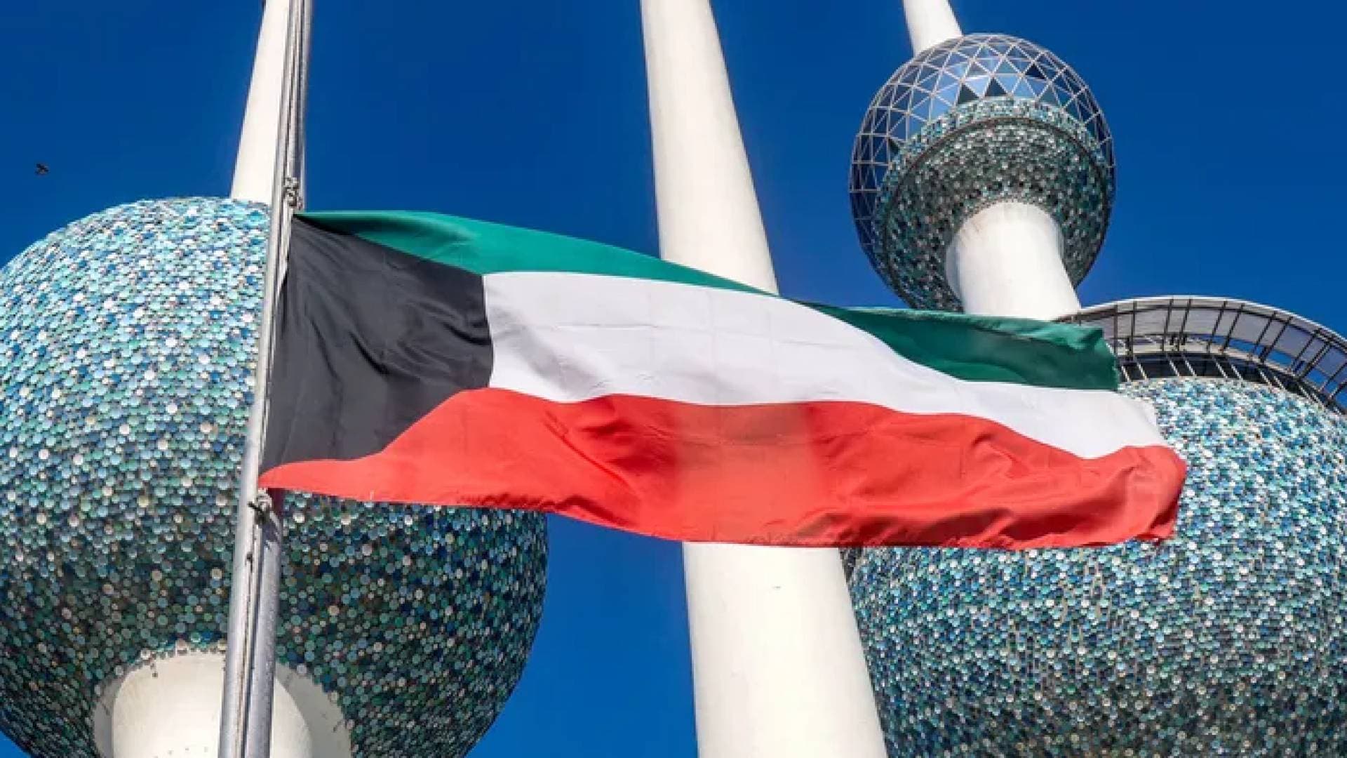 وزارة الدفاع الكويتية تعلن اعتراض صواريخ باليستية ومسيرات معادية في مجالها الجوي