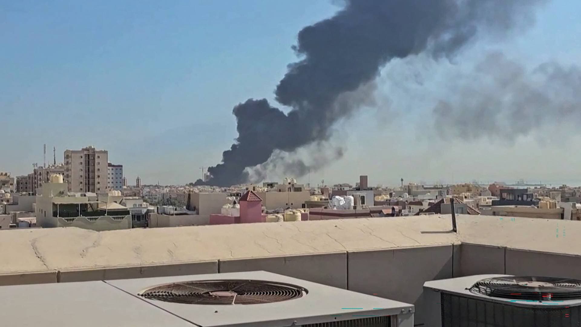 قوة الإطفاء العام الكويتية تسيطر على حريقين في موقعين مستهدفين وثلاثة حرائق سكنية جراء الهجمات الإيرانية