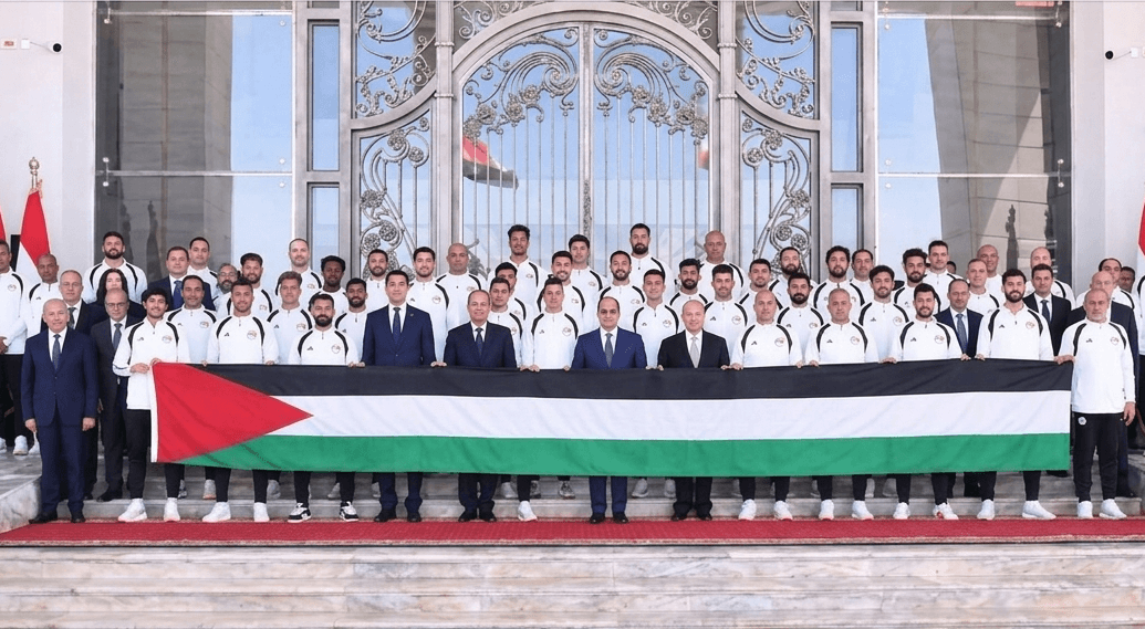 حقيقة الصورة المتداولة للاعبي المنتخب المصري مع السيسي حاملين علما فلسطينيا