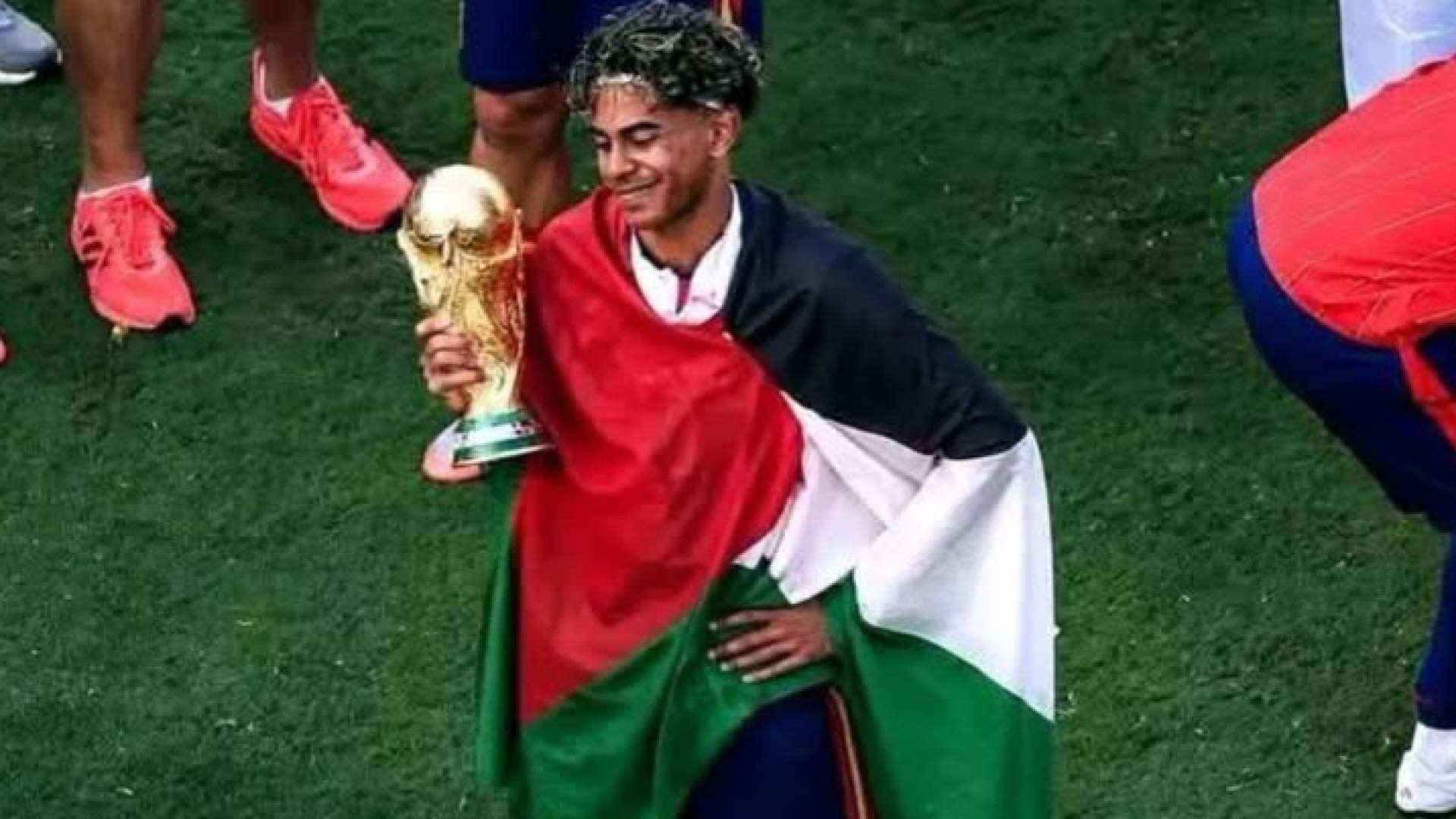 حقيقة صورة احتفال لامين يامال بعلم فلسطين في نهائي كأس العالم 2026