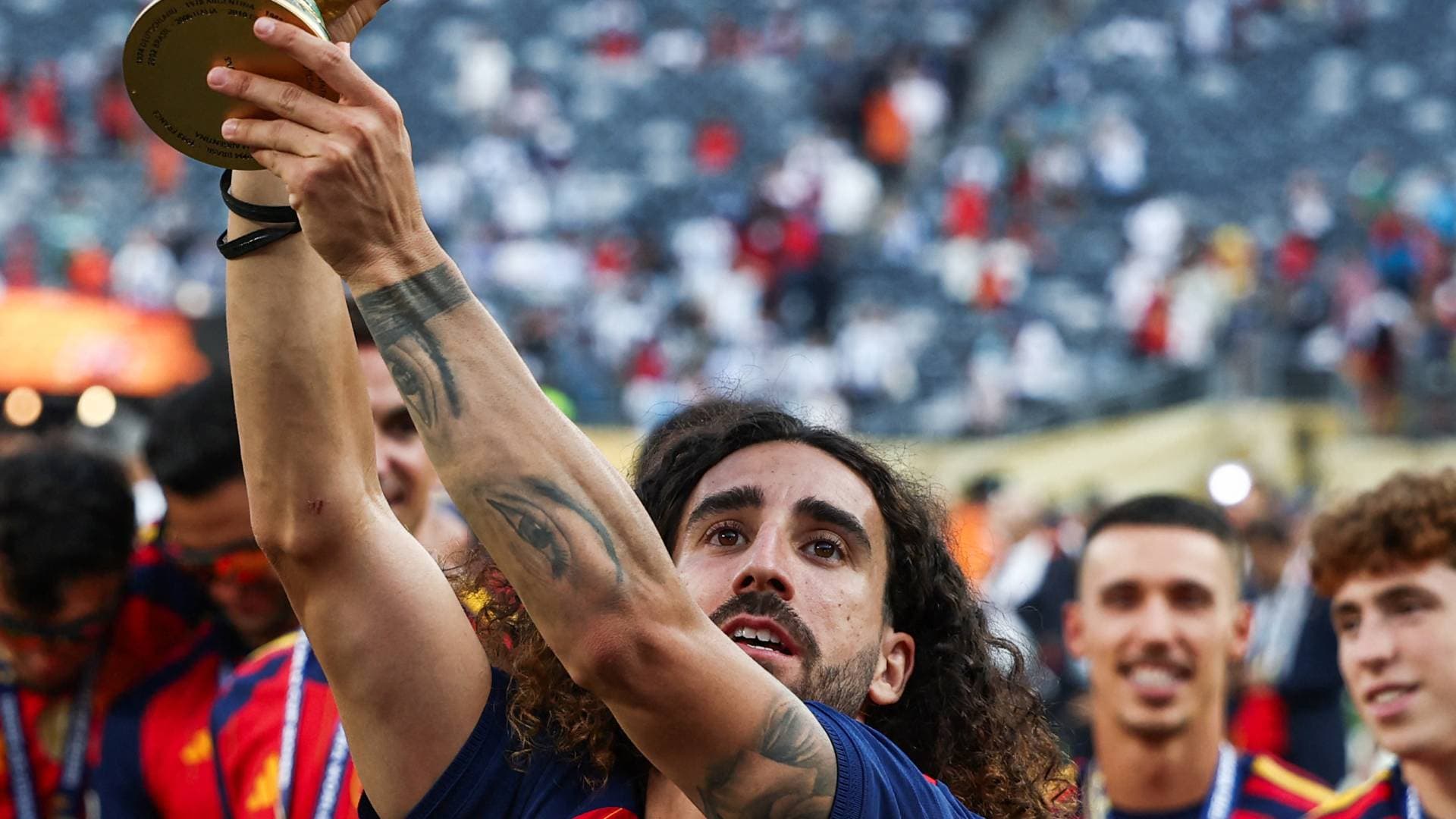 لقطة المونديال.. كوكوريا يغادر الملعب حاملا كأس العالم داخل كيس بلاستيكي