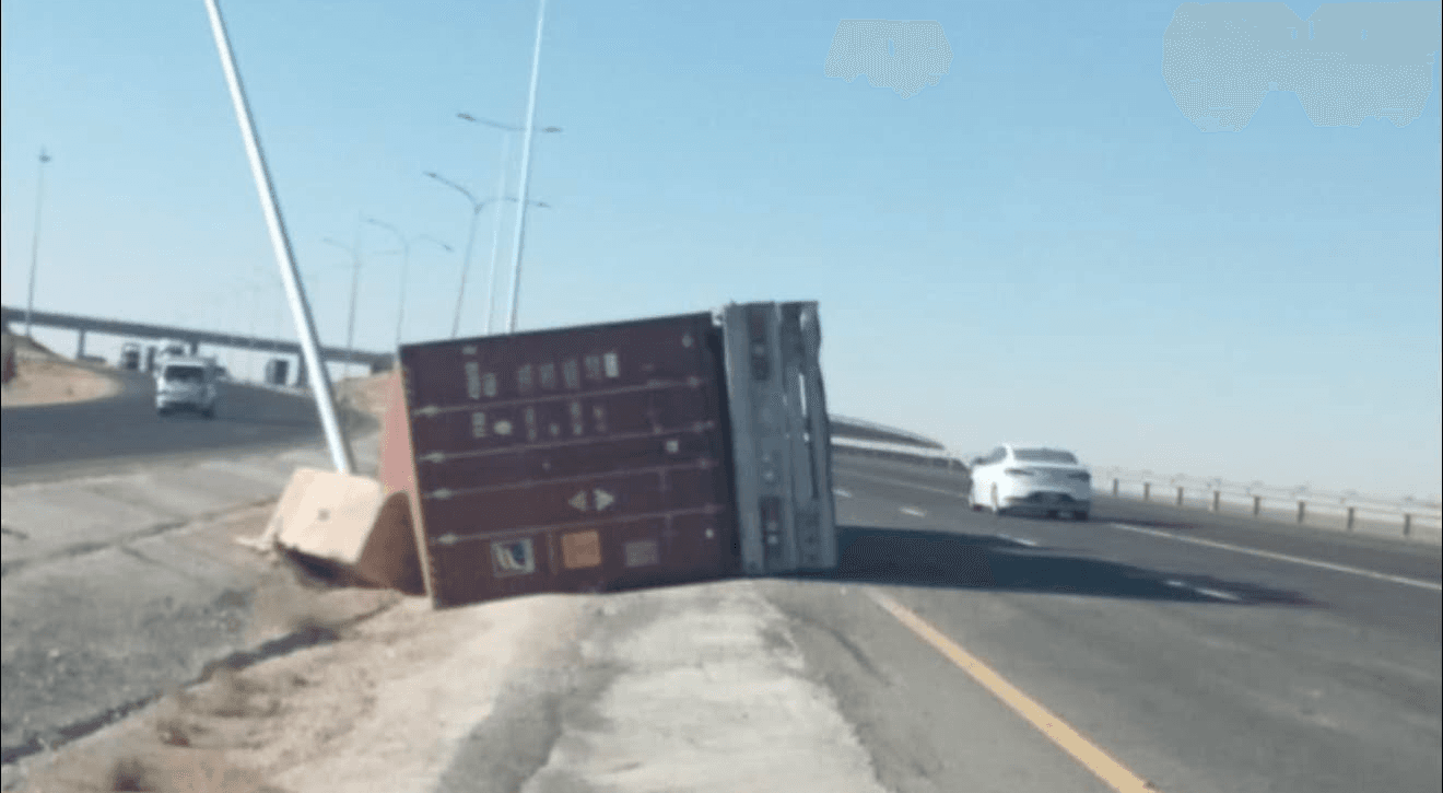 الدوريات الخارجية: إعاقة جزئية للسير على الطريق الصحراوي إثر تدهور رأس قاطرة وانقلابها