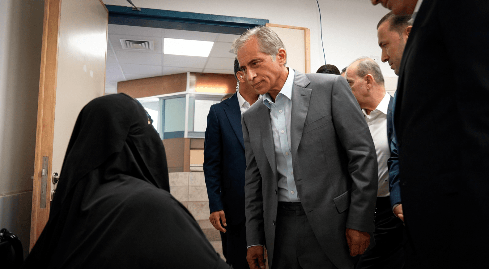 رئيس الوزراء يوجه بالإسراع بتأهيل الطرق الحيوية وتطوير مستشفى الرمثا الحكومي