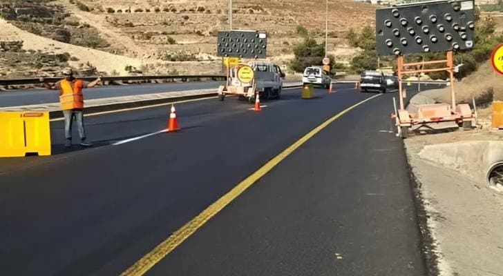 الأشغال العامة تبدأ أعمال كشط وتعبيد على طريق العدسية - ناعور باتجاه الشونة